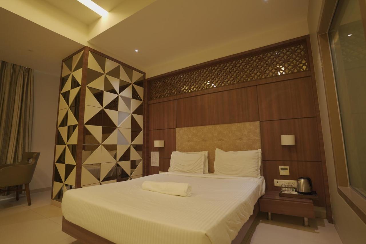 Hotel Mathoshree Thane Buitenkant foto