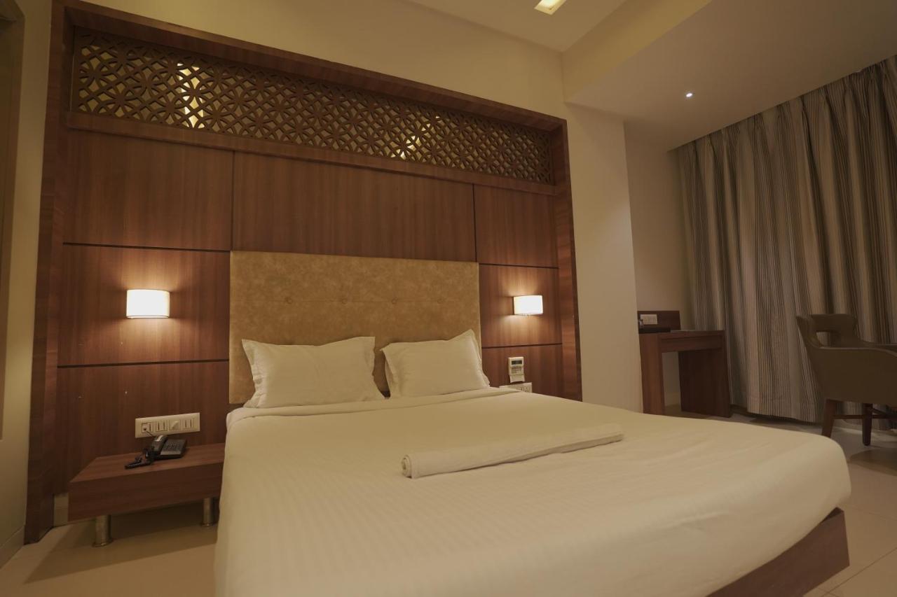 Hotel Mathoshree Thane Buitenkant foto
