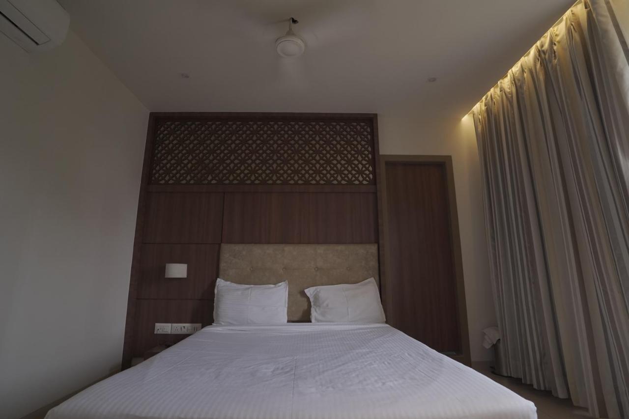 Hotel Mathoshree Thane Buitenkant foto